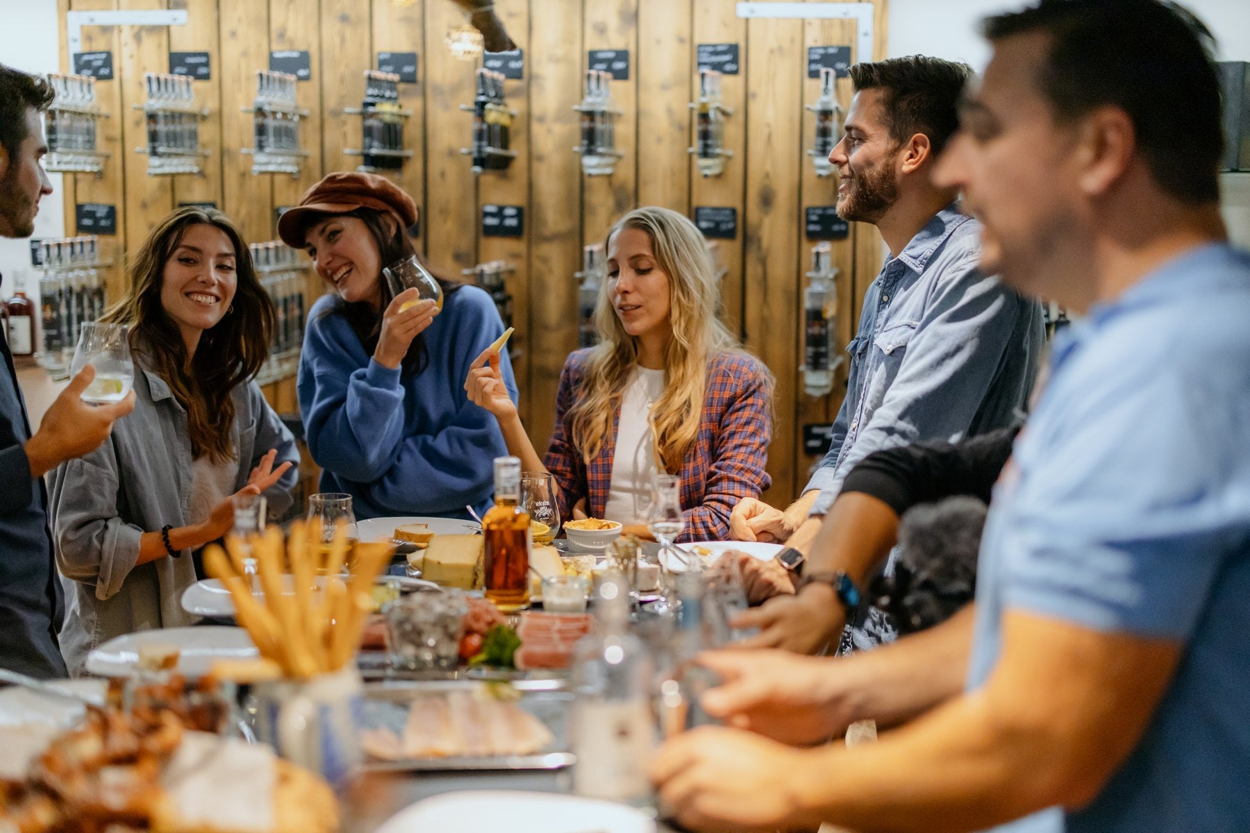 Eine gesellige Tasting-Runde am Tisch in der Destillerie