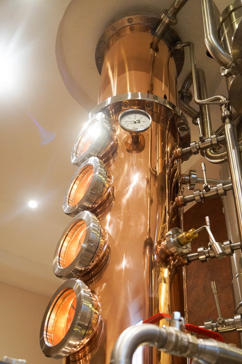 Die kupferne Brennanlage in der ascaim Destillerie